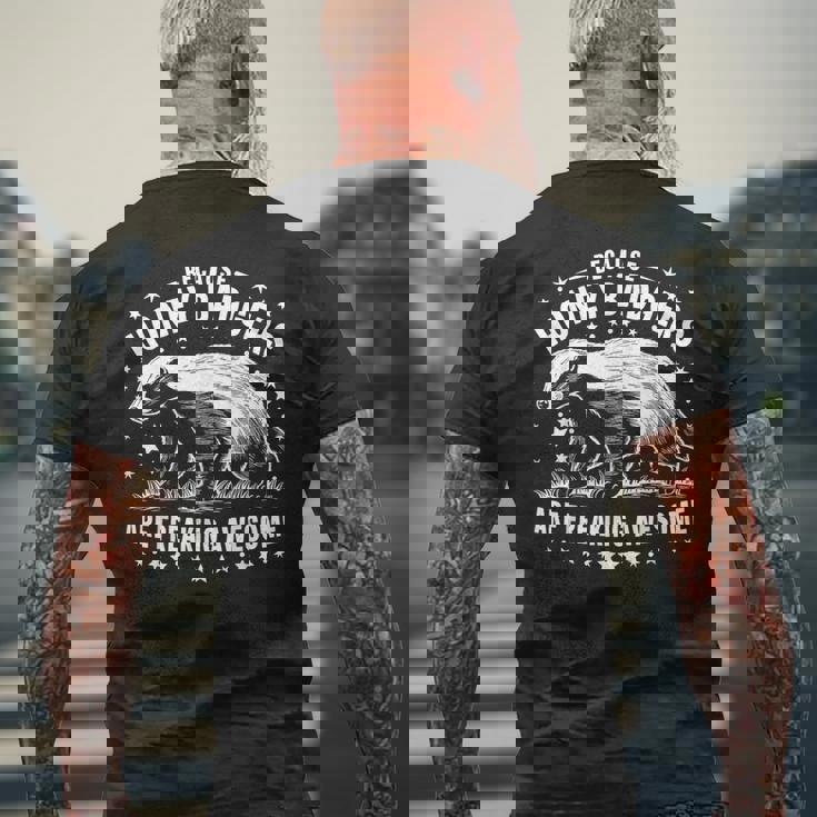 ラーテルはとんでもなく素晴らしい面白い動物だから メンズTシャツ バックプリント 高齢者への贈り物