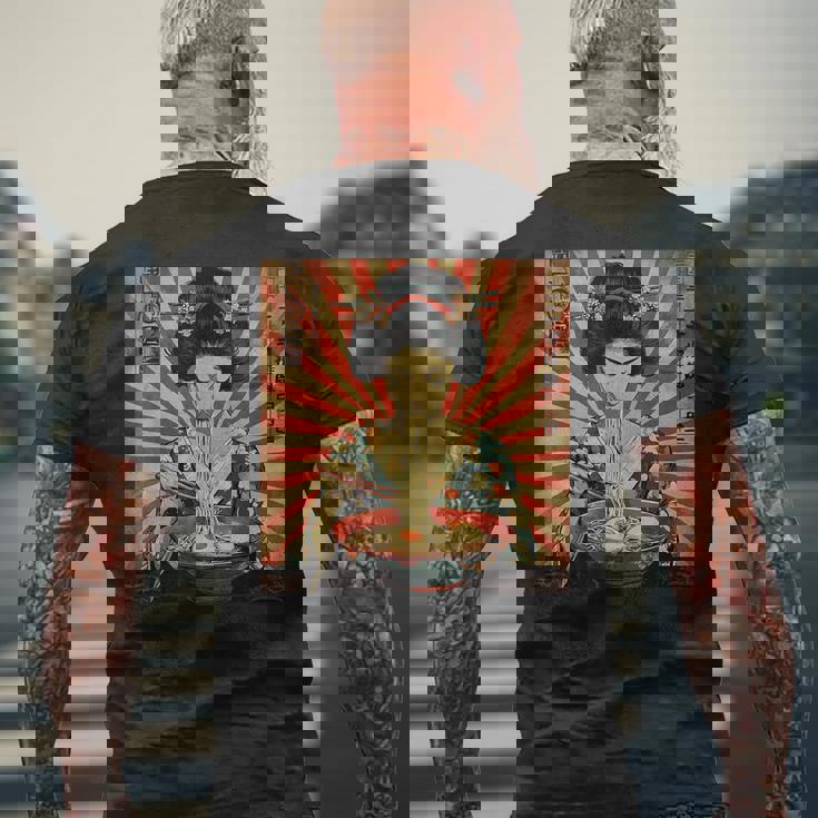 ラーメンをすする芸者 メンズTシャツ バックプリント 高齢者への贈り物