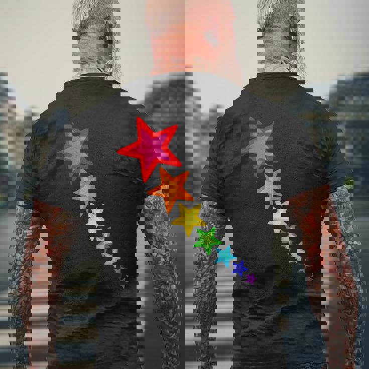 レインボーカラーの星。 メンズTシャツ バックプリント 高齢者への贈り物