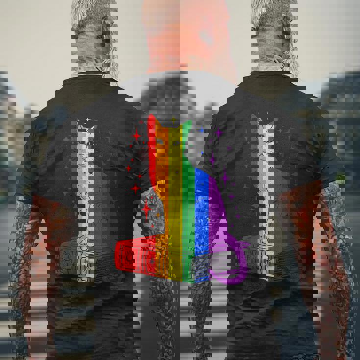 レインボー猫と本と星 Lgbt プライド メンズTシャツ バックプリント 高齢者への贈り物