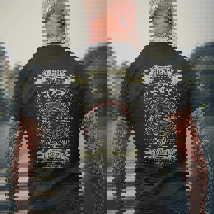 レジェンドは1967年56歳の誕生日のバイカーバイクに生まれました。 メンズTシャツ バックプリント 高齢者への贈り物