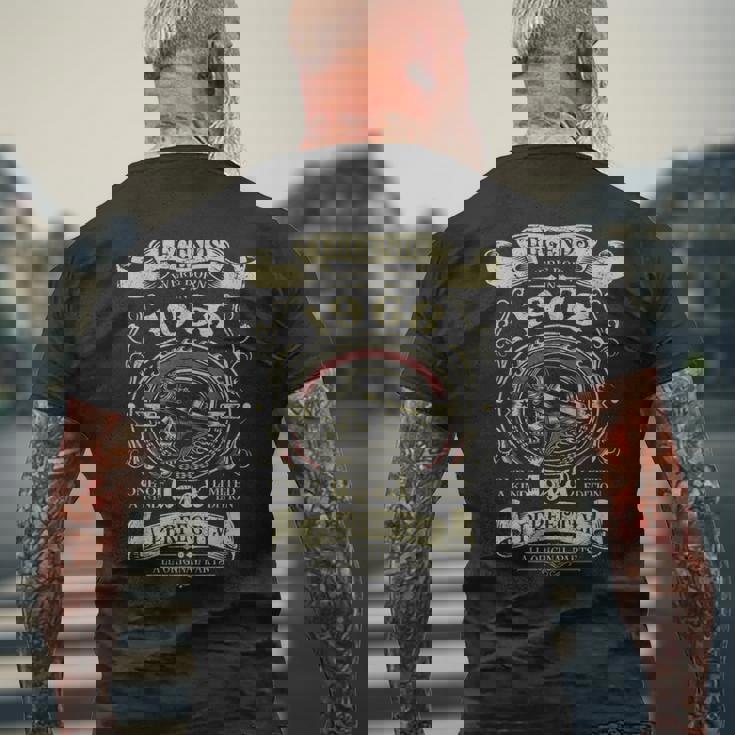 レジェンドは1968年55歳の誕生日のバイカーバイクに生まれました。 メンズTシャツ バックプリント 高齢者への贈り物