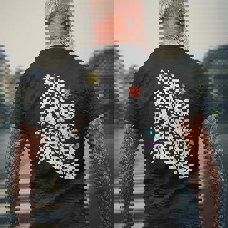 レトロ グルーヴィーなイム リンナ やってる リンナ 物事 面白い 母の日 メンズTシャツ バックプリント 高齢者への贈り物