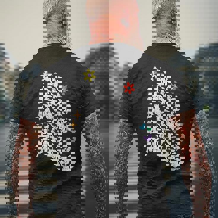 レトロ グルーヴィーなイム レシア Doing Lesya Things おかしな母の日 メンズTシャツ バックプリント 高齢者への贈り物