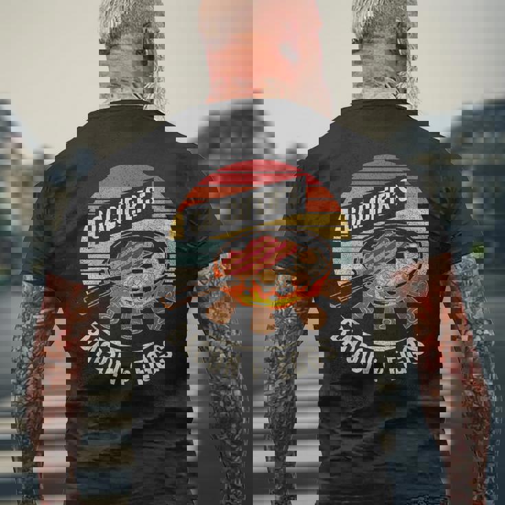 レトロ ヴィンテージ カルシファーのベーコンと卵料理 食品愛好家 メンズTシャツ バックプリント 高齢者への贈り物