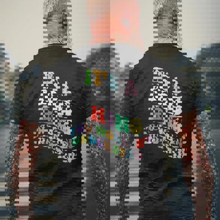 レトロでグルーヴィーなのはカイリーが理解できないもの メンズTシャツ バックプリント 高齢者への贈り物