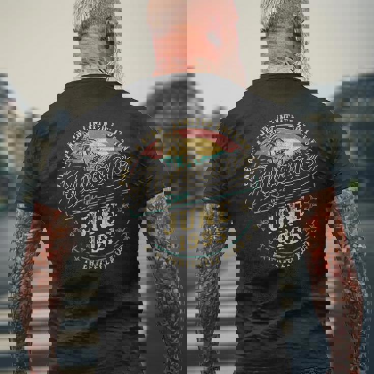 レトロな30歳の男性向け誕生日プレゼント 1995年6月 30歳 メンズTシャツ バックプリント 高齢者への贈り物