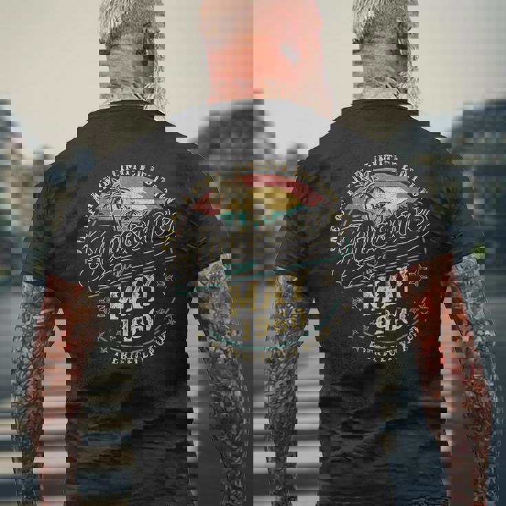 レトロな65歳の男性向け誕生日プレゼント。1960年5月、65歳。 メンズTシャツ バックプリント 高齢者への贈り物