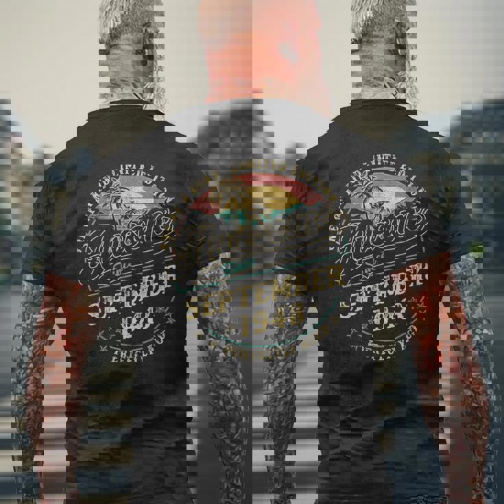 レトロな77歳の男性向けギフト 1948年9月77歳 メンズTシャツ バックプリント 高齢者への贈り物