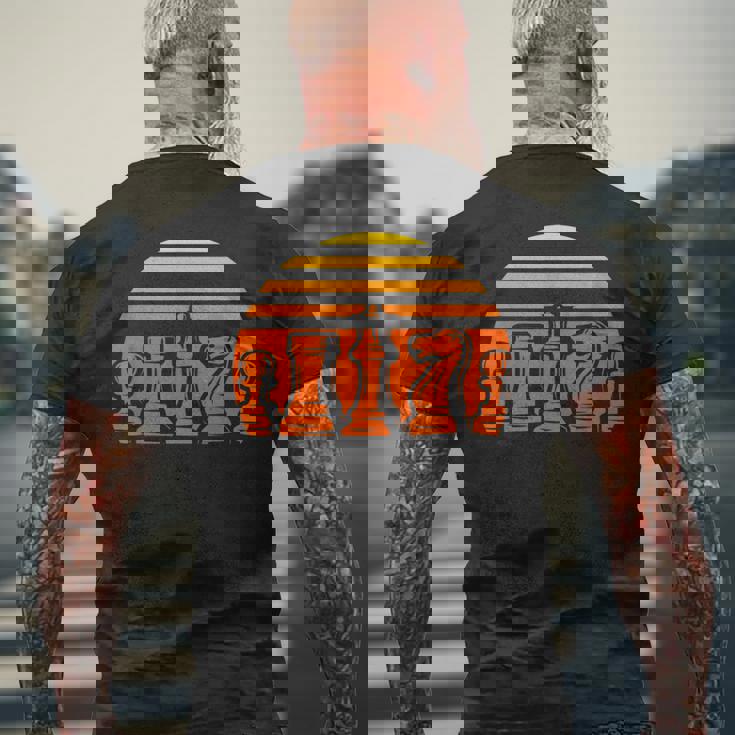 レトロなチェス駒 ヴィンテージ チェックメイト グランドマスター プレーヤー メンズTシャツ バックプリント 高齢者への贈り物