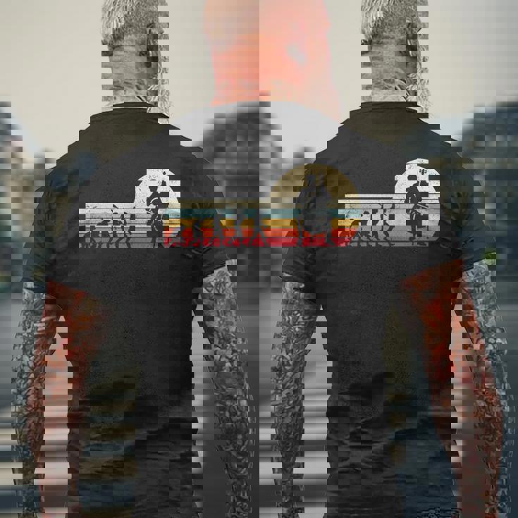 レトロなヴィンテージ チェロラバー 人間の進化 チェロ。 メンズTシャツ バックプリント 高齢者への贈り物