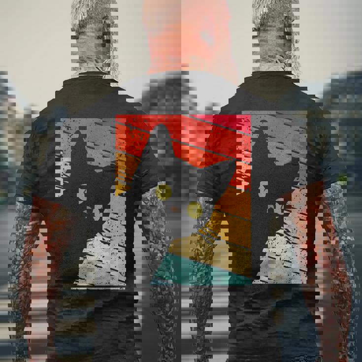 レトロな黒猫、ヴィンテージスタイルの黒猫。 メンズTシャツ バックプリント 高齢者への贈り物