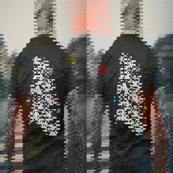 レトログルーヴィーなイム・ルイーズ Doing Luise Things 面白い母の日 メンズTシャツ バックプリント 高齢者への贈り物