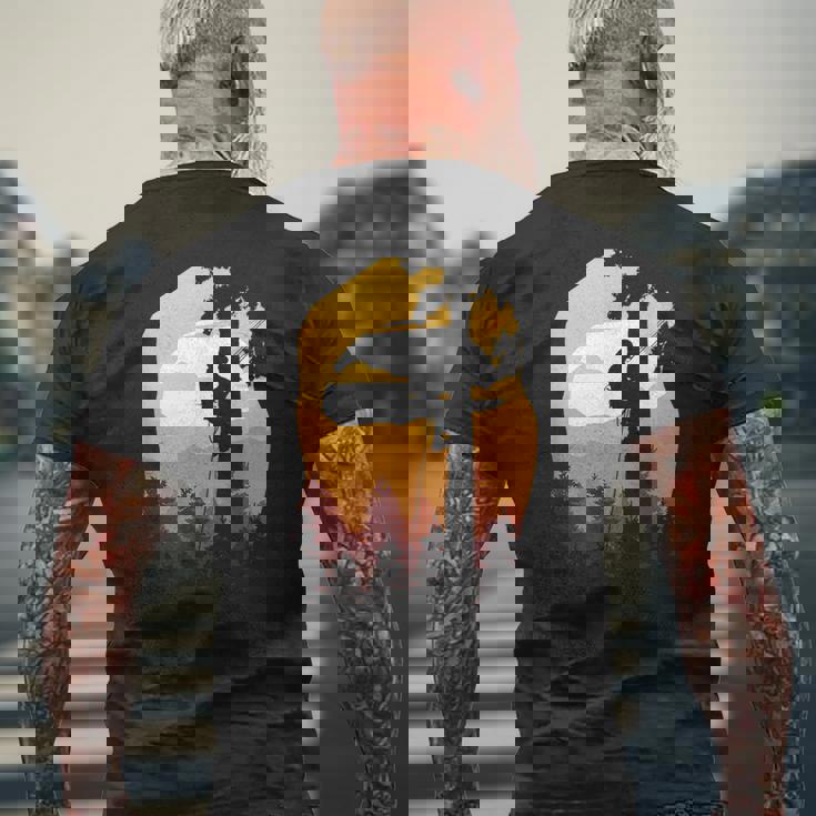 レトロサンセットツリークライマーアーボリスト。 メンズTシャツ バックプリント 高齢者への贈り物