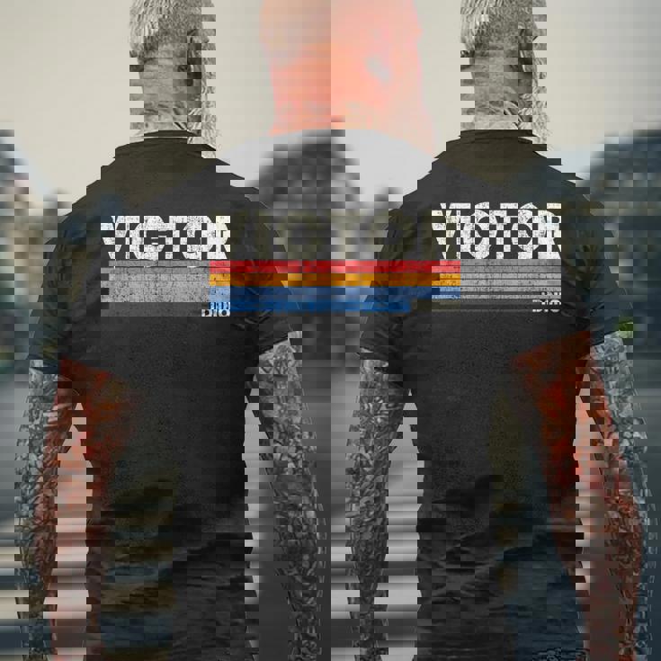 レトロヴィンテージ 70年代 80年代スタイル ビクター、Id メンズTシャツ バックプリント 高齢者への贈り物