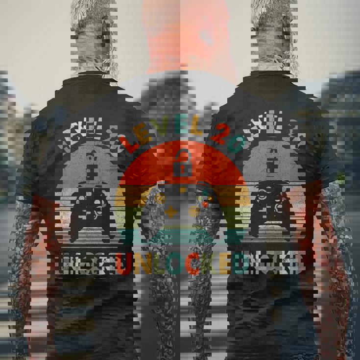 レベル 20 アンロック レトロ ヴィンテージ 面白い 20歳の誕生日 ゲーマー メンズTシャツ バックプリント 高齢者への贈り物