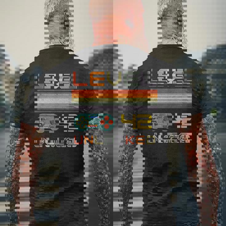 レベル42 アンロック ゲーマー 42歳の誕生日 メンズTシャツ バックプリント 高齢者への贈り物