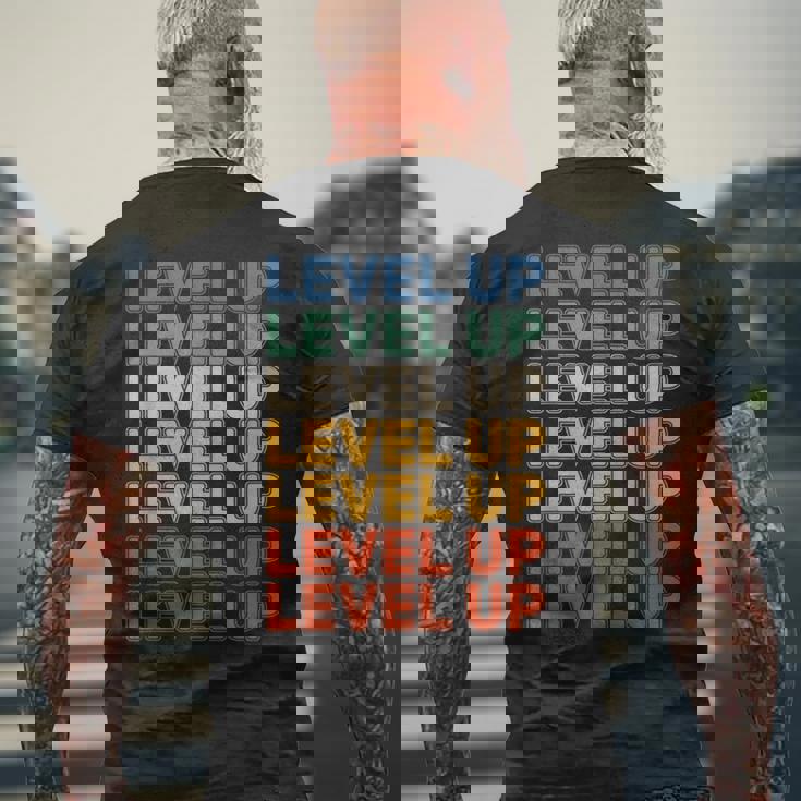 レベルアップ ビデオゲーム ゲーム レトロ ゲーマー メンズTシャツ バックプリント 高齢者への贈り物