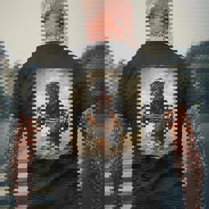 ロットワイラー 犬の筋トレ ウェイトリフティング メンズTシャツ バックプリント 高齢者への贈り物