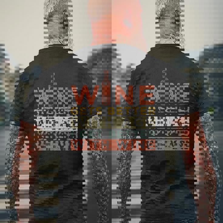 ワインは年を重ねるごとに良くなる私はワインと共に良くなる メンズTシャツ バックプリント 高齢者への贈り物