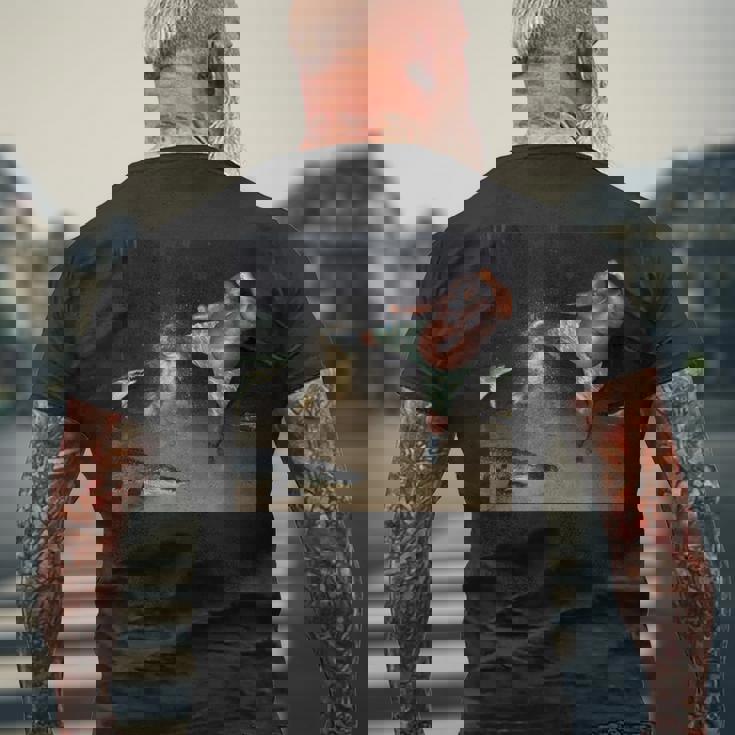 ワニを蹴る男 メンズTシャツ バックプリント 高齢者への贈り物