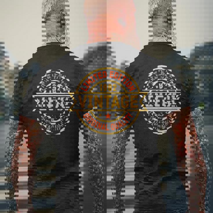 ヴィンテージ 1982 メンズ 限定版 Bday 1982 誕生日 メンズTシャツ バックプリント 高齢者への贈り物