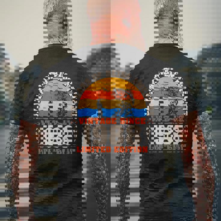 ヴィンテージ 37歳の誕生日 37歳の釣り愛好家 1988年生まれ メンズTシャツ バックプリント 高齢者への贈り物