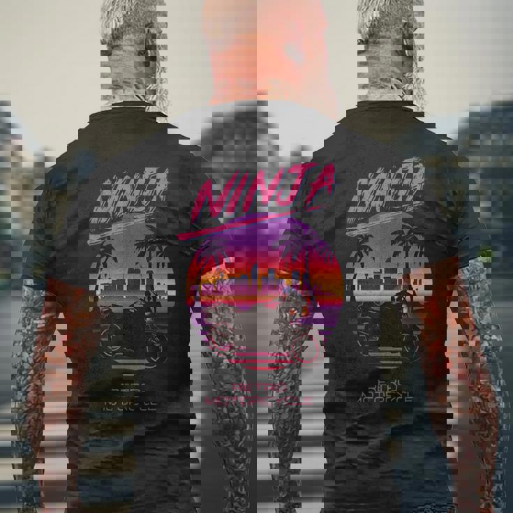 ヴィンテージ Ninja スポーツバイク スーパースポーツ 80S 映画 シンセウェーブ マイアミ バイス シティー メンズTシャツ バックプリント 高齢者への贈り物