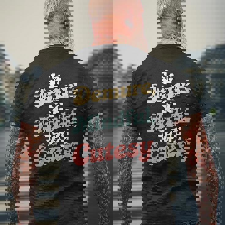 ヴィンテージ とても控えめで、とてもマインドフルで、とてもキュートでレトロな控えめなピンク。 メンズTシャツ バックプリント 高齢者への贈り物