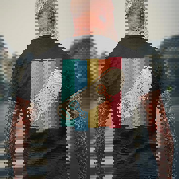 ヴィンテージ レトロ スケート スケートボード スケーター スタント ボーイズ キッズ メンズTシャツ バックプリント 高齢者への贈り物