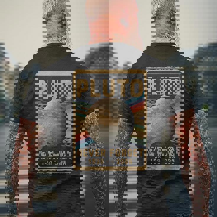 ヴィンテージ 冥王星 Never Forget 2006 天文学 天体物理学 面白い メンズTシャツ バックプリント 高齢者への贈り物