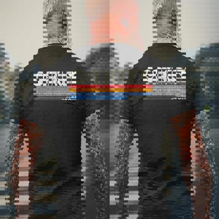 ヴィンテージ70年代80年代スタイルoakley Ca メンズTシャツ バックプリント 高齢者への贈り物