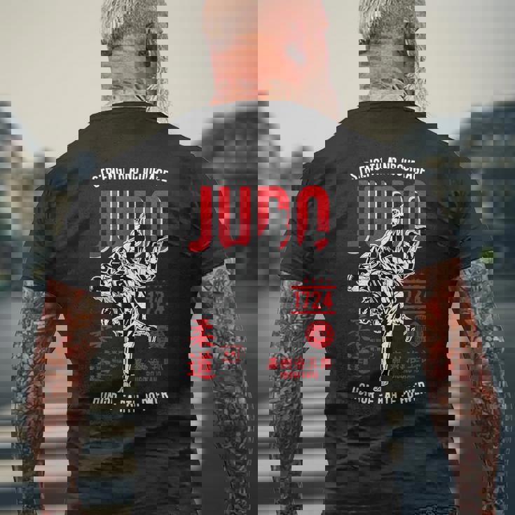 ヴィンテージカー 柔道 柔術 格闘技 総合格闘技 トレーニング メンズTシャツ バックプリント 高齢者への贈り物