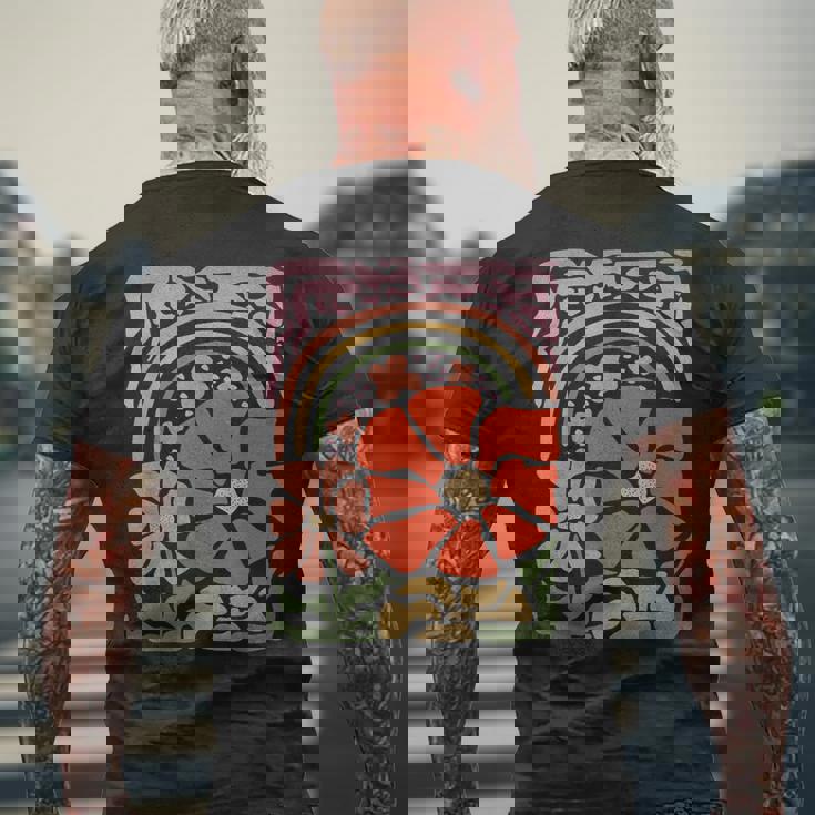 ヴィンテージフラワーレトロルックナチュラルヒッピーバイブ。 メンズTシャツ バックプリント 高齢者への贈り物