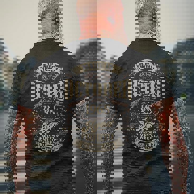 ヴィンテージ還暦祝い 1965年10月生まれ 60歳 メンズTシャツ バックプリント 高齢者への贈り物