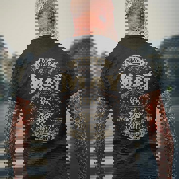 ヴィンテージ還暦祝い 1965年5月生まれ 60歳 メンズTシャツ バックプリント 高齢者への贈り物