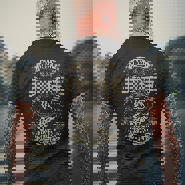 ヴィンテージ還暦祝い 1965年6月生まれ 60歳 メンズTシャツ バックプリント 高齢者への贈り物