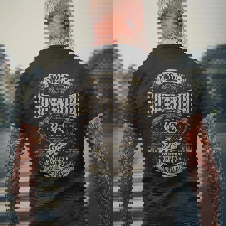 ヴィンテージ還暦祝い 1965年9月生まれ 60歳 メンズTシャツ バックプリント 高齢者への贈り物