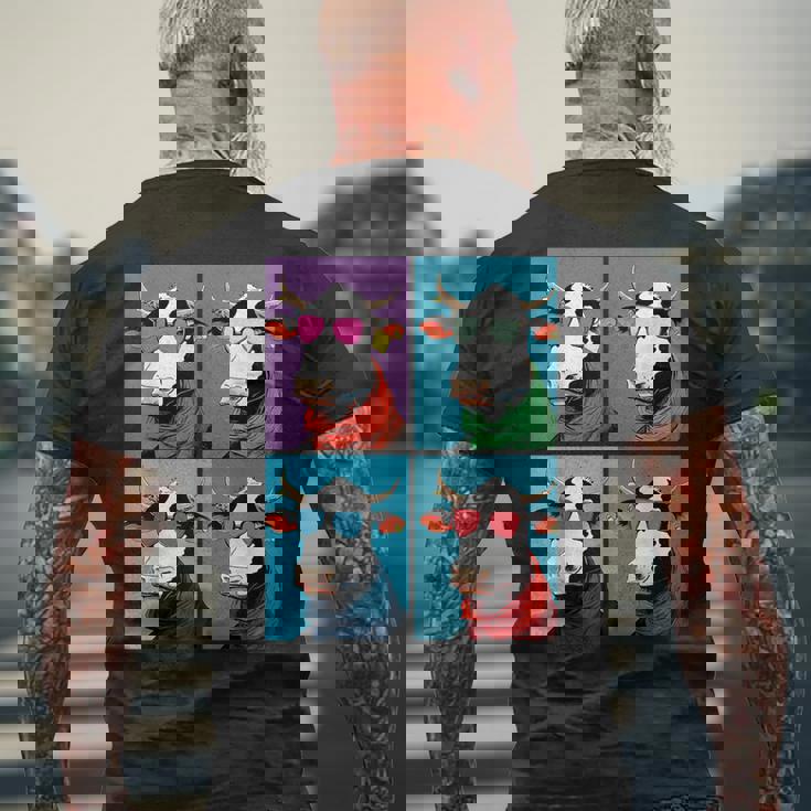 不機嫌そうな牛、エッジの効いた牛のグラフィックデザイン 牛好き向け メンズTシャツ バックプリント 高齢者への贈り物