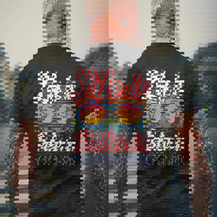 与論島おみやげ 与論島ビーチリゾートでの生活はもっといい メンズTシャツ バックプリント 高齢者への贈り物