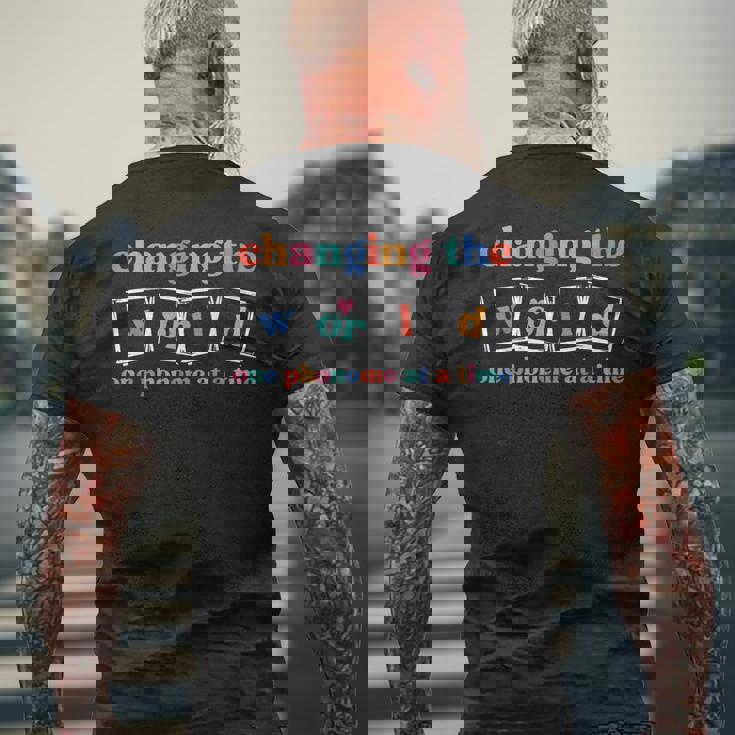 世界を変える失読症の先生 一度に一つの音素 メンズTシャツ バックプリント 高齢者への贈り物