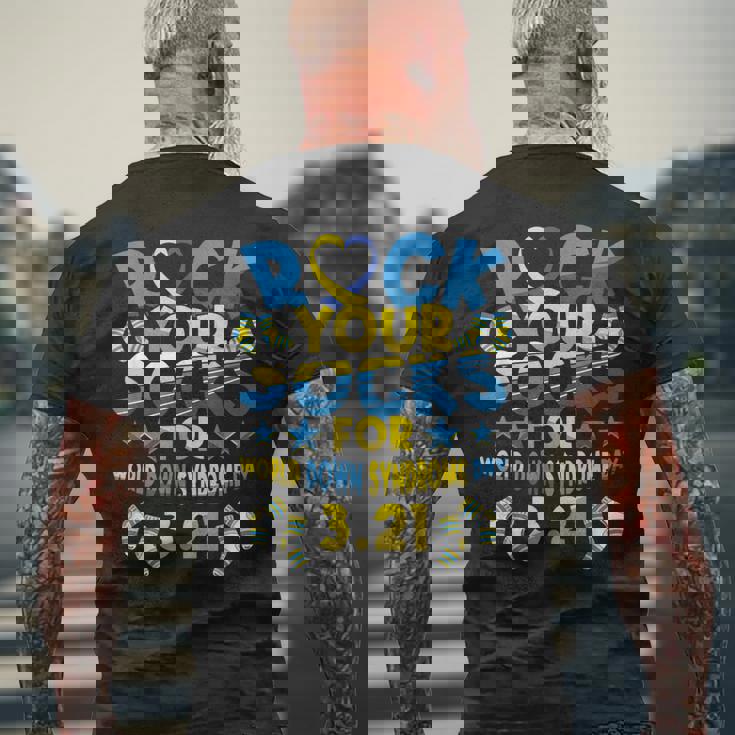 世界ダウン症デー321啓発に向けて、靴を履いて頑張ろう メンズTシャツ バックプリント 高齢者への贈り物