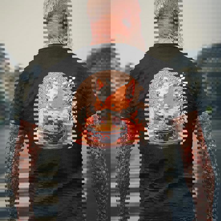 九尾の狐、ラーメンを食べる九尾の狐 メンズTシャツ バックプリント 高齢者への贈り物