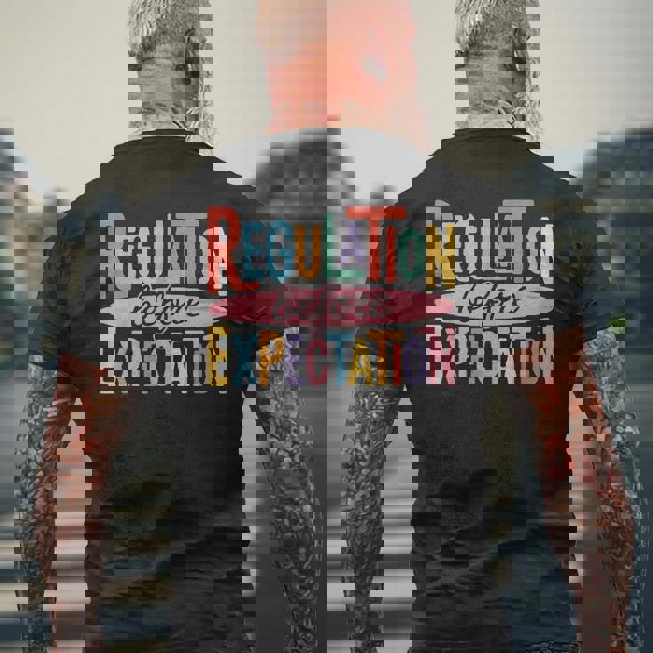 予想前の規制 おもしろセラピスト 職業 メンズTシャツ バックプリント 高齢者への贈り物