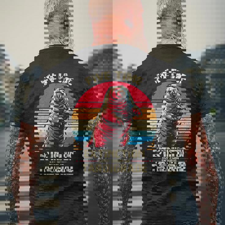 五度絶滅イベントチャンピオン クマムシ生物学者 メンズTシャツ バックプリント 高齢者への贈り物