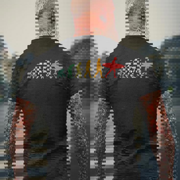 人類の進化 サーファー サーフィン ウォータースポーツ好き サーフボード サーフィン好き 海好き エボリューション メンズTシャツ バックプリント 高齢者への贈り物