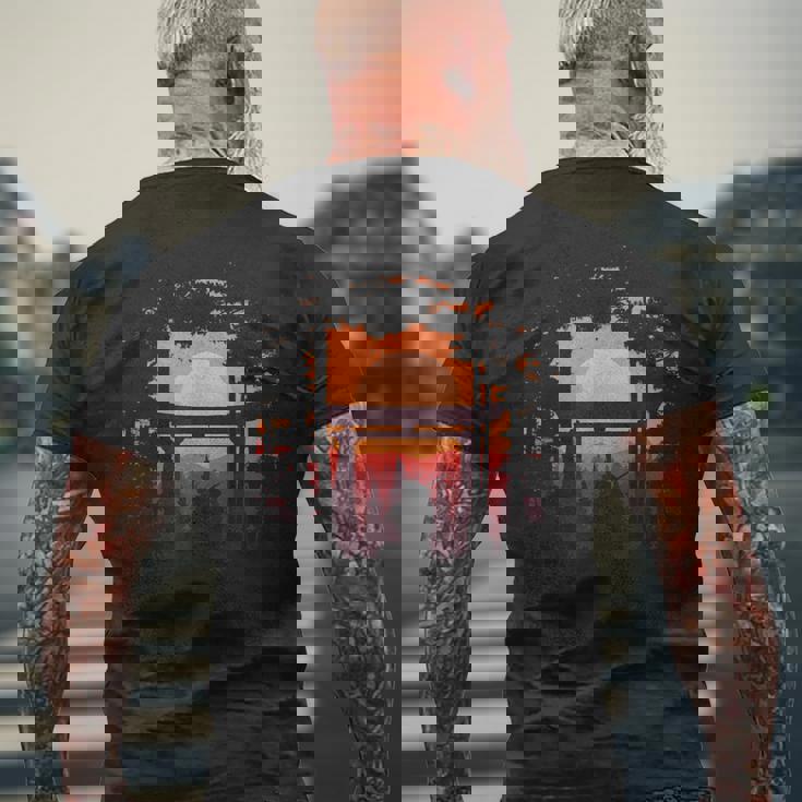 伝統的な日本の侍 日没と鳥居 メンズTシャツ バックプリント 高齢者への贈り物