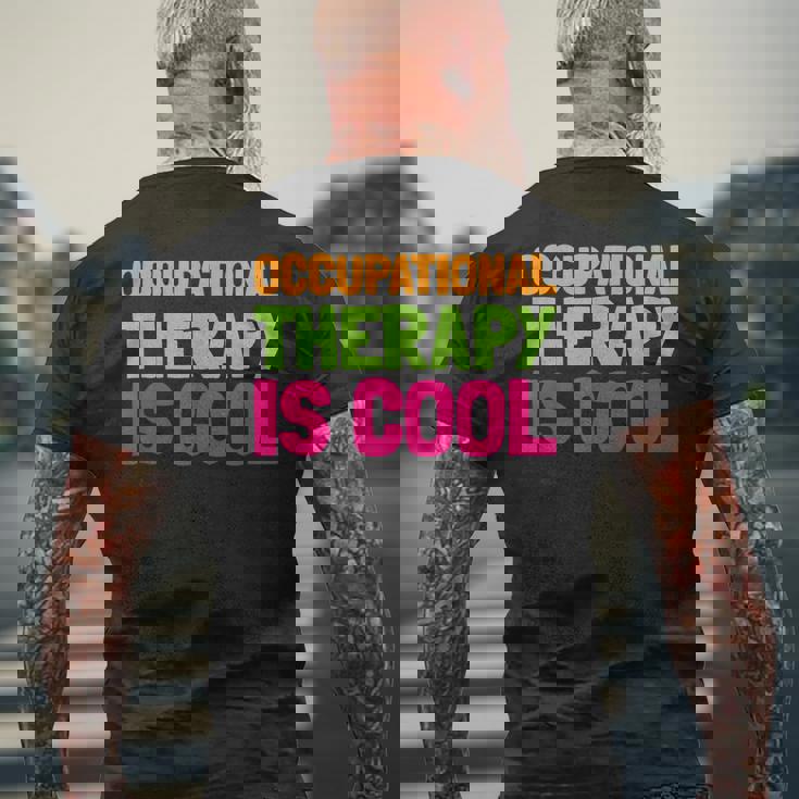 作業療法士作業療法はかっこいい メンズTシャツ バックプリント 高齢者への贈り物