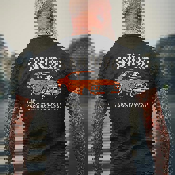 傘寿祝い 車好き お父さん 男性 クラシックカー 80歳 Classic Never Gets Old メンズTシャツ バックプリント 高齢者への贈り物