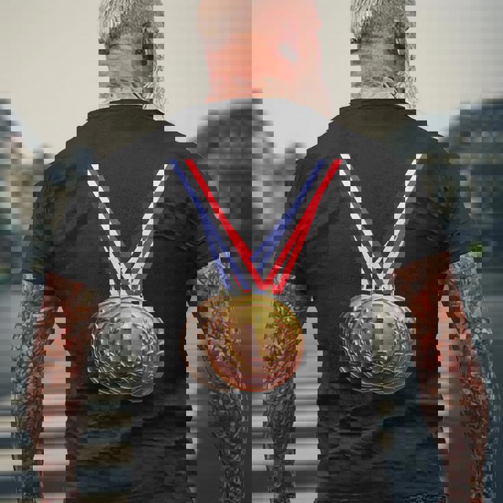 優勝者の学校チームとチャンピオンのための金メダル。 メンズTシャツ バックプリント 高齢者への贈り物